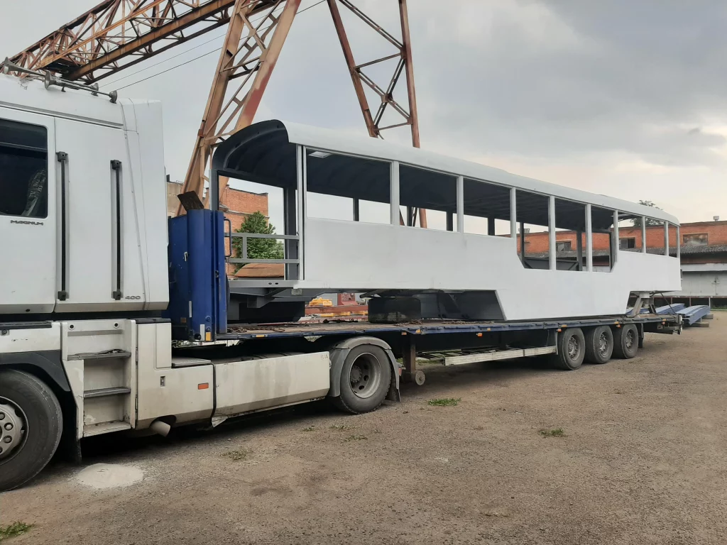 кузов трамваю на вантажівці
